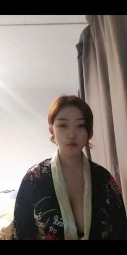 短发巨乳妹子穿和服露逼诱惑 露大奶近距离特写掰开逼非常诱人【1v 400m】【百度盘】